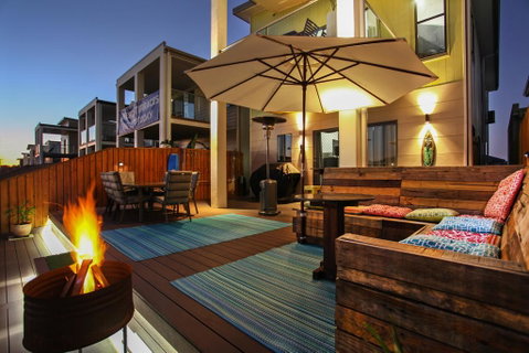 Lakeside Deck House - Holiday Find 2