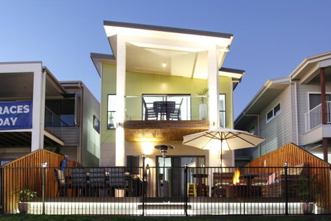 Lakeside Deck House - Holiday Find 3