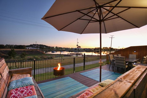 Lakeside Deck House - Holiday Find 0