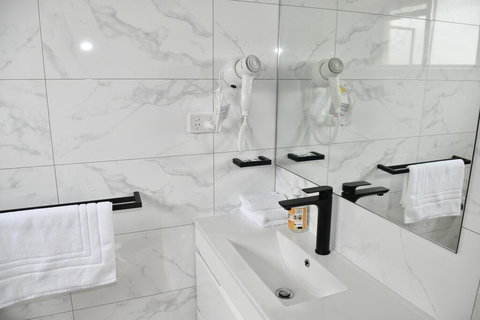 Lakeside Inn - Holiday Find 1