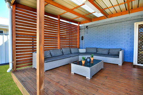 Lazy Days Beach House, Jervis Bay - Pet Friendly, 4 Mins Walk To Beach - Holiday Find 2