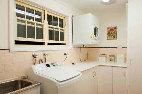 Linfield Cottage - Holiday Find 1