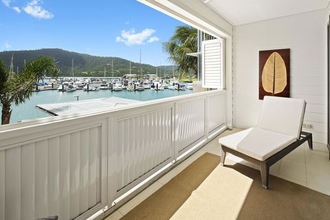 Luxury Marina View Apartment - Holiday Find 3