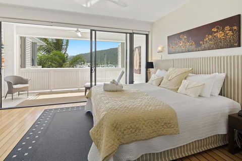Luxury Marina View Apartment - Holiday Find 1