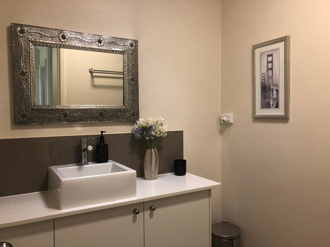 Luxury Room 15mins From Wagga's CBD - Holiday Find 1