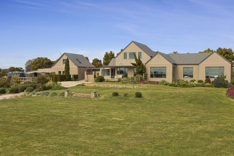 LUXURY WATERFRONT FAMILY HOME-TASMANIA (I)-L'Abode - Holiday Find 3
