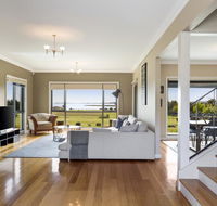 LUXURY WATERFRONT FAMILY HOME-TASMANIA I-L'Abode - Holiday Find