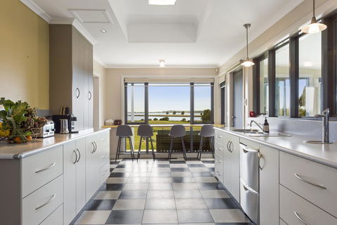 LUXURY WATERFRONT FAMILY HOME-TASMANIA (I)-L'Abode - Holiday Find 2