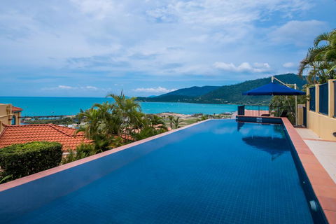 Magnificence At Airlie - Holiday Find 1