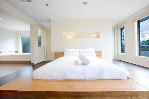 Magnificent Lux Stay@Mont Albert 4BR/WIFI/Garage - Holiday Find 0