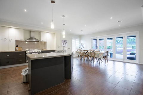 Magnificent Lux Stay@Mont Albert 4BR/WIFI/Garage - Holiday Find 3