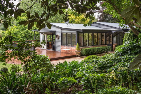 Magnolias On Mernda - Holiday Find 0