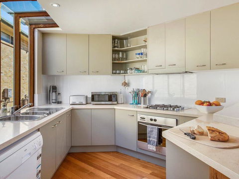 Malda's Retreat - Air-con, Fireplace & Outdoor Spa - Holiday Find 3