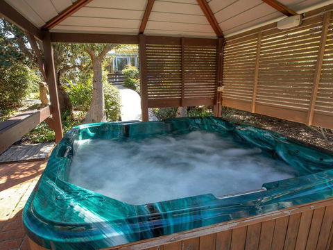 Malda's Retreat - Air-con, Fireplace & Outdoor Spa - Holiday Find 1