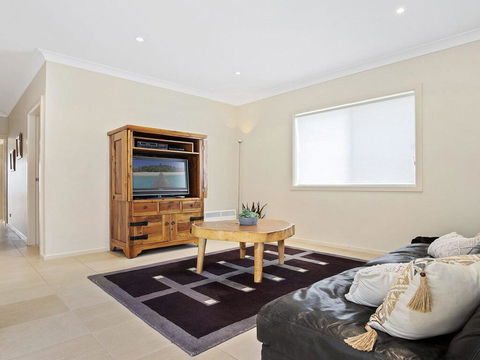 Mamorhomy - Beachfront Spacious Apartment - Holiday Find 2