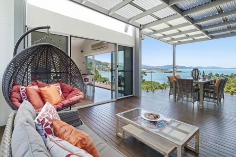 MANDALAY ESCAPE, SECLUSION & SERENITY WITH A POOL - Holiday Find 0