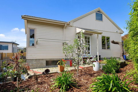 Manfield City Waterfront View Cottage - Holiday Find 2