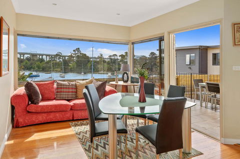 Manfield City Waterfront View Cottage - Holiday Find 3