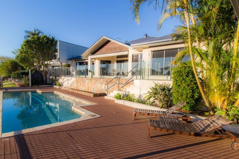 Maureen Waterfront Beach House - Holiday Find 0