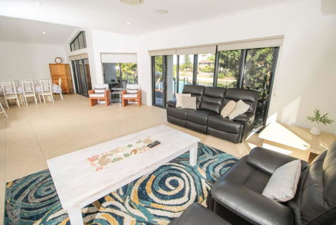 Maureen Waterfront Beach House - Holiday Find 1