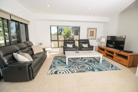 Maureen Waterfront Beach House - Holiday Find 2