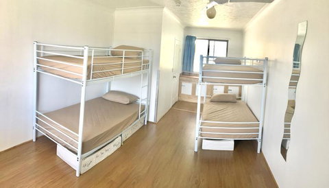 Maxmee Resort (formally Surfers Paradise Backpackers) - Holiday Find 1