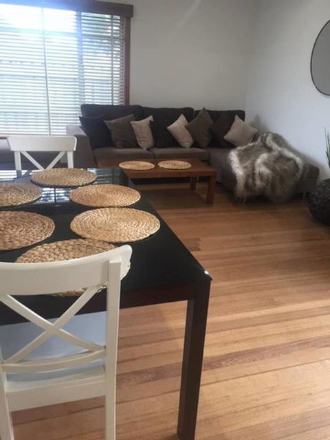 Melbourne Delightful & Comfortable Home. Sleeps 10. Walk To Train. 17 Km From CBD. - Holiday Find 3