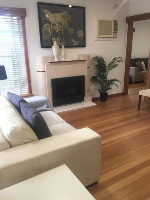 Melbourne Delightful & Comfortable Home. Sleeps 10. Walk To Train. 17 Km From CBD. - Holiday Find 2