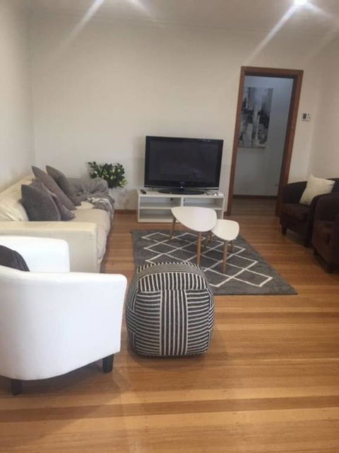 Melbourne Delightful & Comfortable Home. Sleeps 10. Walk To Train. 17 Km From CBD. - Holiday Find 1