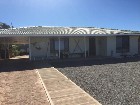 Mermaid Beachside Accommodation - Holiday Find 0