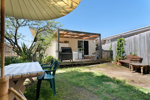 METRES TO THE BEACH - MORNINGTON - Holiday Find 3