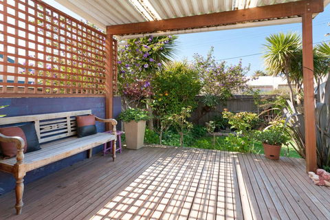 METRES TO THE BEACH - MORNINGTON - Holiday Find 1