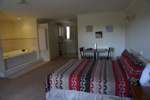 Mid City Plantation Motel - Holiday Find 1