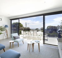 Mills Beach Retreat Luxury Family Retreat with hydrotherapy spa opposite beach walk to village - Holiday Find