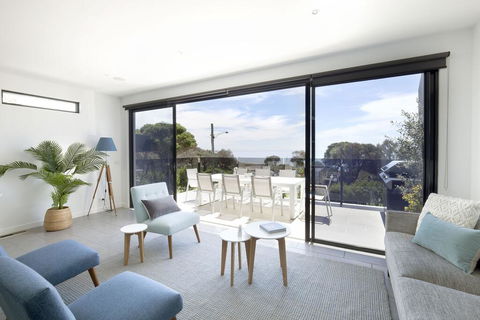 Mills Beach Retreat Luxury Family Retreat With Hydrotherapy Spa, Opposite Beach, Walk To Village - Holiday Find 0