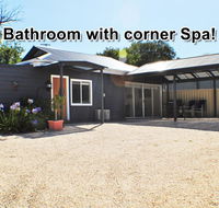 MODERN  LUXURIOUS WITH SPA BATH - Holiday Find