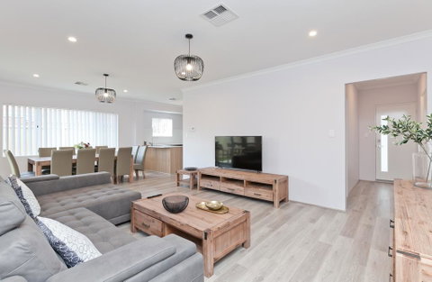 Modern And Spacious Home Near Curtin University - Holiday Find 0