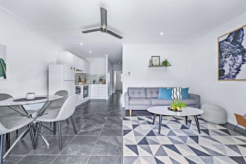 Modern Beach Front Apartment - Holiday Find 0