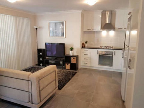 Modern Neat Convenient Apartment Close To Airport - Holiday Find 1