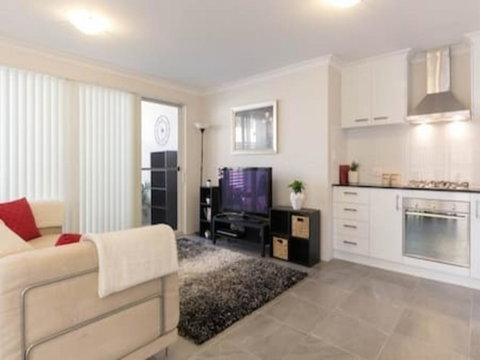 Modern Neat Convenient Apartment Close To Airport - Holiday Find 3
