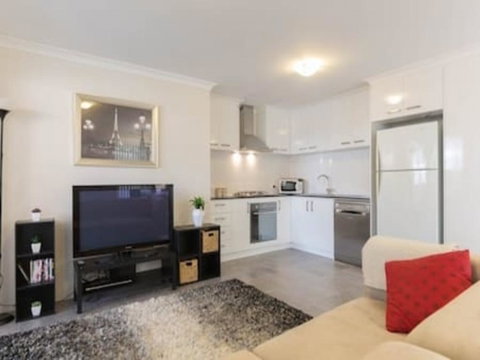 Modern Neat Convenient Apartment Close To Airport - Holiday Find 2