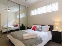 Modern Neat Convenient Apartment Close to Airport