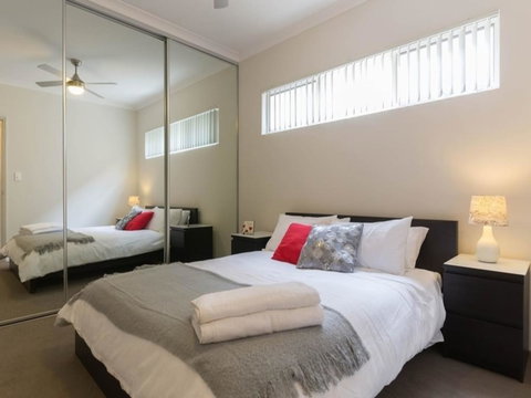 Modern Neat Convenient Apartment Close To Airport - Holiday Find 0