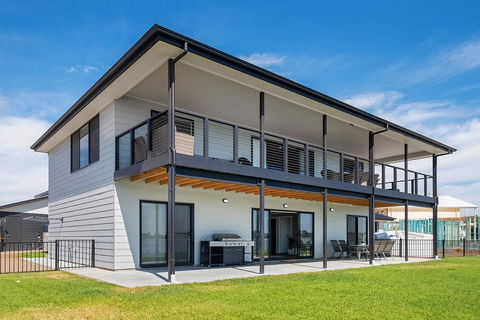 Moments On The Water - Holiday Find 0