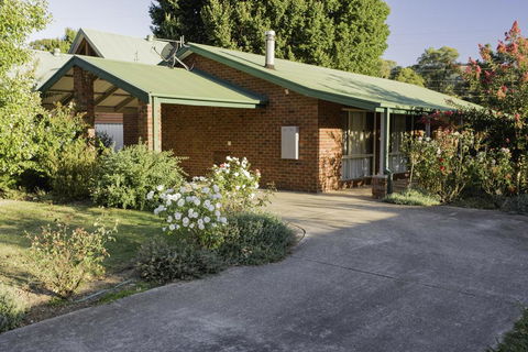 Monty's On Lumley Drive - Holiday Find 0