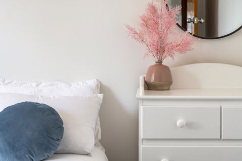 Moonah House-10 Mins To CBD & MONA, 4BR, 2 BATH, Great View, Park 3 Cars, Sleep 11, King Bed, En-suite - Holiday Find 1
