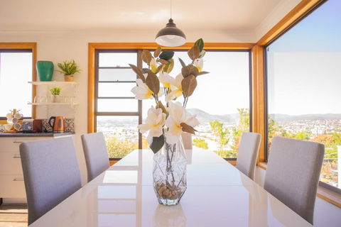 Moonah House-10 Mins To CBD & MONA, 4BR, 2 BATH, Great View, Park 3 Cars, Sleep 11, King Bed, En-suite - Holiday Find 0
