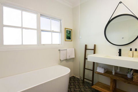 Myrtle Tree Lodge-Leaves, Kangaroo Valley - Holiday Find 1