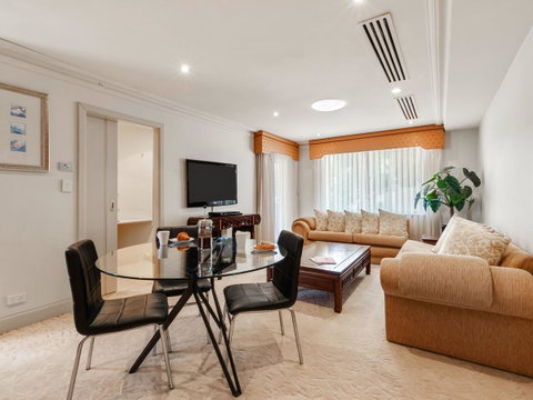 The Peninsula Riverside Serviced Apartments - Holiday Find 9