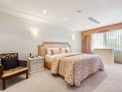 The Peninsula Riverside Serviced Apartments - Holiday Find 11